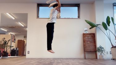 上半身と下半身のバネのある連動感を高める『スラッシュジャンプ』